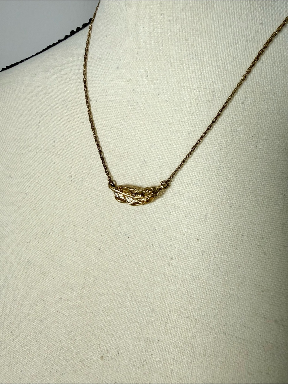 Gold Feather Pendant Necklace - Elegant Women's Jewelry